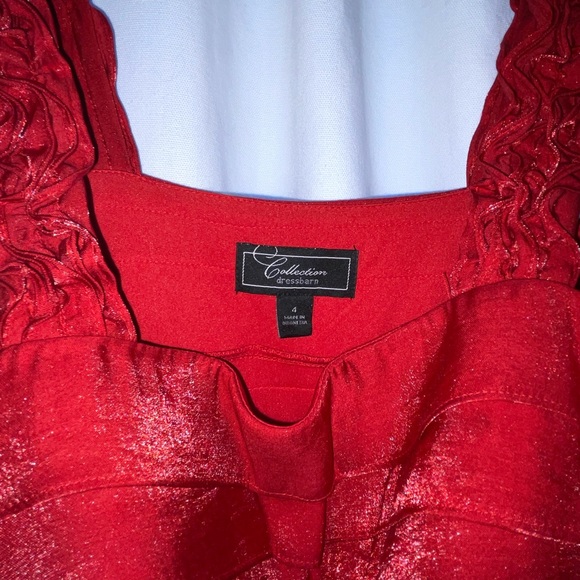 Flattering fancy short red dress with a slight shimmer. Size 4 - Picture 3 of 4